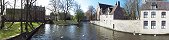 Canal avec des cygnes dans le Begijnhof (Bruges, Belgique)