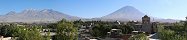 Les volcans Chachani et Misti depuis Arequipa (Prou)